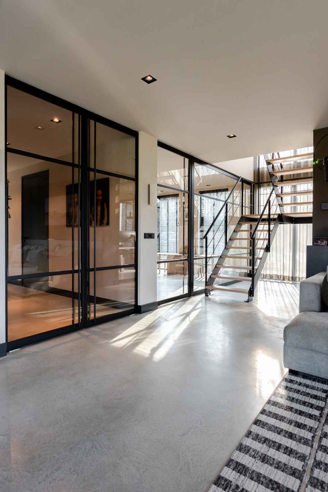 Stalen trap en deuren op maat