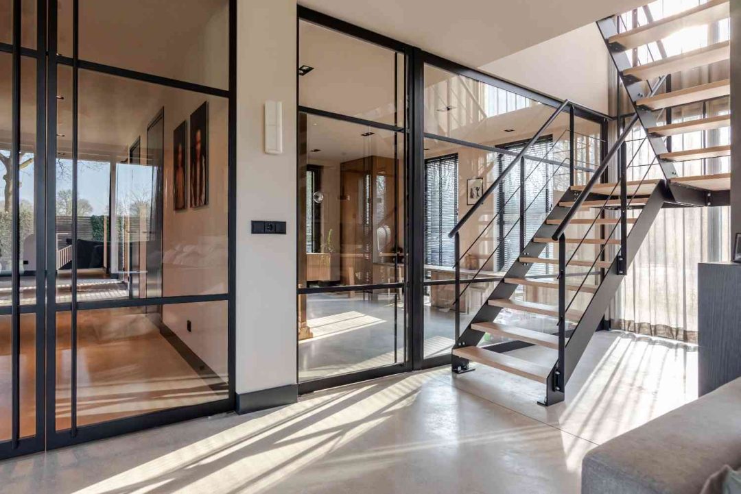 Stalen trap en deuren op maat