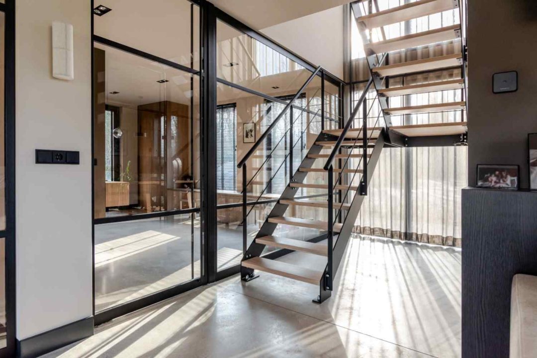 Stalen trap en deuren op maat