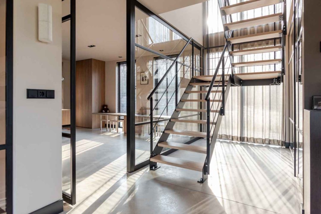 Stalen trap en deuren op maat