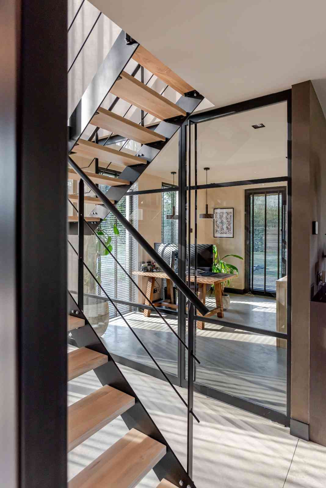 Stalen trap en deuren op maat