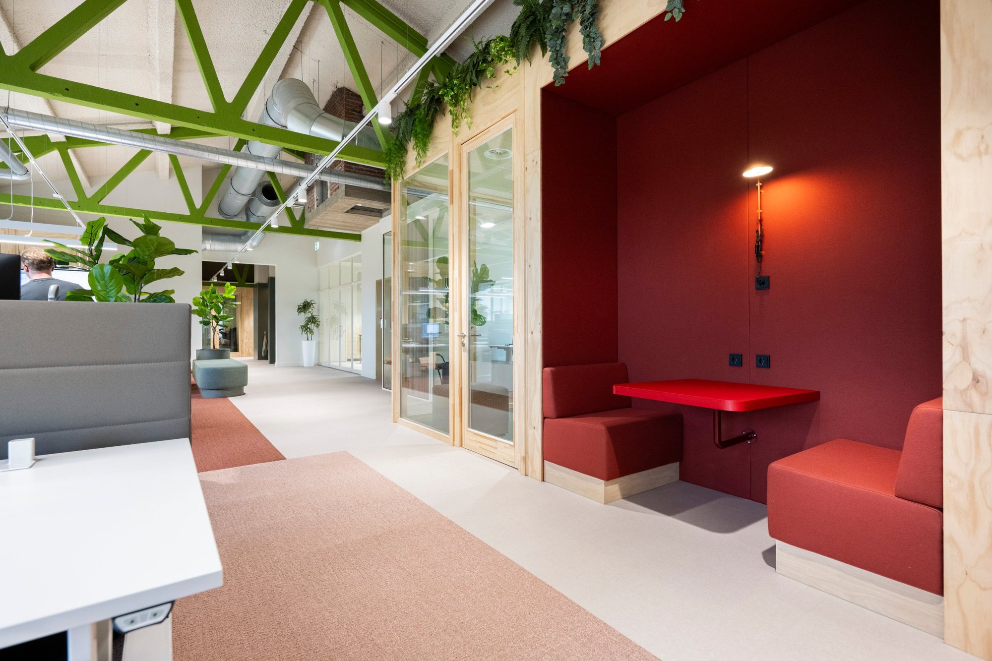 Rode belnis op maat met wandtafel in de open kantoortuin van Bouwmij Janssen