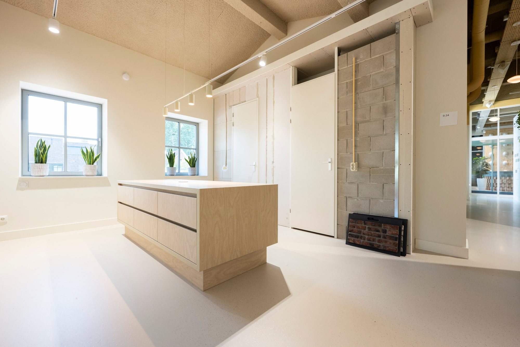 Keukenblok op maat in de kopersshowroom van bouwbedrijf Bouwmij Janssen